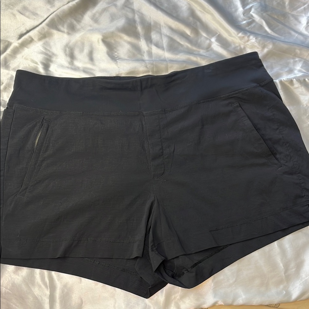 Athleta Women's Black Athletic Shorts with Zipper Pockets